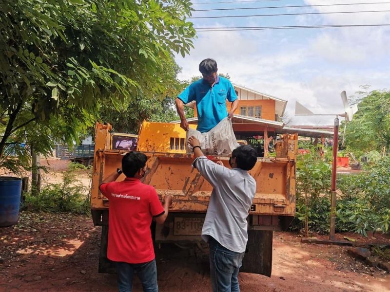เทศบาลตำบลโคกสะอาด จัดส่งวัสดุสารส้มและคลอรีน ให้กับผู้ดูแลระบบประปาหมู่บ้าน ที่อยู่ในความรับผิดชอบ ณ บ้านกระจวน หมู่ที่ 4 